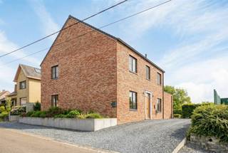 RUIME, INSTAPKLARE GEZINSWONING MET LANDELIJKE CHARME IN BUDINGENWelkom in Budingen, waar modern wooncomfort en landelijke rust elkaar ontmoeten.Deze...