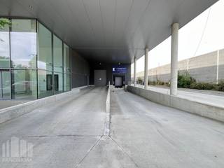 Fantastisch gelegen bedrijfsgebouw te huur met uitstekende <strong>visbiliteit </strong>vanaf de <strong>E40</strong>, bestaande uit 806 m² magazijnruimte gecombineerd met 344 m² high-end afgewerkte kantoren, goed voor 12 tot 20 werkplekken. Dit hoogwaardig gebouw bevindt zich op slechts 2,5 km naar de E40 exit Aalst en biedt vlotte verbindingen naar Gent, Brussel en omliggende regio’s.<br /><br />Het magazijn is uitgerust met een <strong>laadkade</strong>, een sectionale poort en lichtstraten met rookluik. De loods heeft daarnaast een <strong>vrije hoogte van 8 meter</strong> en een betonstructuur. De lichtrijke en moderne kantoren zijn <strong>high-end</strong> ingericht en voorzien van aparte burelen, vergaderfaciliteiten, een uitgeruste keuken en een sociale ruimte. Bovendien beschikt het gebouw over <strong>zonnepanelen</strong>, vloerverwarming en koeling. Tevens zijn er <strong>voldoende parkeerplaatsen </strong>voorzien met laadpalen en ruime manoeuvreerruimte.<br /><br />Heeft u interesse of wenst u graag meer details over dit aanbod? Neem contact op met Gill PANORAMA B2B voor meer info, plannen of een vrijblijvend plaatsbezoek via 09 219 90 30.