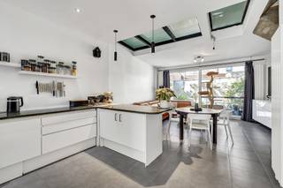 <p>In de Lange Heistraat in Mechelen vindt u deze verrassend ruime en instapklare woning met drie slaapkamers, een lichtrijke open leefruimte en twee aangename buitenruimtes. Achter de discrete gevel gaat een comfortabele stadswoning schuil met een praktische indeling en heel wat woonkwaliteit.</p><p> </p><p>Op het gelijkvloers komt u binnen via de inkomhal. De volledig uitgeruste keuken biedt veel werk- en opbergruimte en beschikt over een praktische ontbijttoog. Ze staat in open verbinding met de eetplaats en woonkamer, waardoor één ruime en gezellige leefomgeving ontstaat. De grote raampartijen aan de achterzijde en de lichtpartijen in het plafond brengen bovendien veel natuurlijk licht tot diep in de woning.</p><p>Via het grote schuifraam loopt de leefruimte mooi over in het ruime, volledig ommuurde terras. Dankzij de beschutte ligging geniet u hier van veel privacy en is er plaats voor zowel een eettafel als een loungehoek. De aanwezige luifel zorgt voor extra comfort en maakt het terras ook op warme en zonnige dagen tot een aangename buitenplek. Verder beschikt het gelijkvloers over een praktische berging en een afzonderlijk gastentoilet.</p><p>Op de eerste verdieping bevinden zich twee slaapkamers. Hier vindt u eveneens de royale badkamer, uitgerust met een ligbad, douche, dubbele lavabo en toilet.</p><p>De bovenste verdieping wordt ingenomen door de ruime master bedroom. De dakstructuur en dakramen geven deze kamer een eigen karakter, terwijl de rechtstreekse toegang tot het eigen terras een bijzondere extra troef vormt. Zo beschikt de woning zowel beneden als boven over een volwaardige buitenruimte.</p><p>Voor extra comfort zijn de slaapkamers uitgerust met airconditioning.</p><p> </p><p>Ook energetisch heeft de woning sterke troeven. Met EPC-label B geniet u van een gunstige energieprestatie. Daarnaast beschikt de woning over zonnepanelen en een warmtepomp. Elektriciteit is conform.</p><p> </p><p>De ligging in de Lange Heistraat combineert aangenaam stadswonen met een vlotte bereikbaarheid. Het centrum van Mechelen is gemakkelijk bereikbaar en ook winkels, scholen, horeca en andere dagelijkse voorzieningen bevinden zich in de omgeving.</p><p> </p><p>Een instapklare woning met drie slaapkamers, airconditioning, veel natuurlijk licht, twee buitenruimtes en een gunstige energieprestatie.</p><p> </p><p>Interesse? Vraag je bezoek aan en ontdek deze woning ter plaatse.</p>