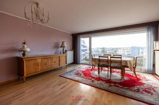 Vous rêvez d'avoir votre propre maison au bord de la mer ? Cet appartement de 2 chambres à coucher au cœur de La Panne est l'opportunité idéale pour les acheteurs avisés.<br />Laissez libre cours à votre créativité et transformez cette propriété de 1972 en une perle moderne au bord de la mer !<br /><br />Pourquoi cet appartement ?<br />Emplacement parfait : situé à distance de marche de la plage, des restaurants agréables, des magasins et des transports publics. Tout ce dont vous avez besoin est à portée de main !<br />Possibilités illimitées : avec une rénovation complète, vous pouvez créer un appartement qui correspond à 100% à votre style et à vos souhaits.<br />Espace et lumière : le vaste espace de vie et les deux chambres à coucher spacieuses constituent la base idéale pour vos projets de rénovation.<br />Excellent investissement : faites de cet appartement une maison de valeur pour vous-même ou comme location de vacances.<br /><br />Disposition :<br />Salle de séjour : salle de séjour lumineuse et spacieuse - l'endroit idéal pour créer un coin salon et salle à manger confortable.<br />Cuisine : cuisine fermée, parfaite pour être transformée en une cuisine ouverte moderne.<br />Chambres : 2 chambres très spacieuses avec de l'espace pour les armoires et un lit double.<br />Salle de bains : compacte mais pratique - idéale pour une rénovation luxueuse.<br /><br />L'atout ?<br />Un rapport qualité-prix sans égal sur la côte ! Grâce au prix compétitif demandé, il y a beaucoup de budget pour réaliser l'intérieur de vos rêves.<br /><br />Vous avez également la possibilité d'acheter un garage moyennant un supplément. Ce garage de plain-pied est directement accessible depuis la rue.<br />EPC : 233.<br /> 