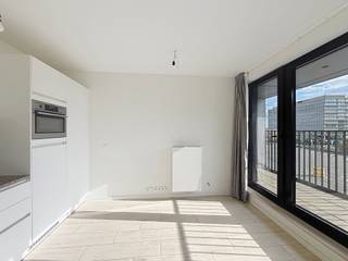 <strong>EVERE: Vlak bij de NAVO en alle voorzieningen, mooie studio van ±45 m² op de 1e verdieping met lift. De indeling is als volgt: hal, toilet, doucheruimte, eetkamer van ±12 m², slaapgedeelte van ±13 m², ingerichte keuken (oven, kookplaten, afzuigkap, koelkast, vriezer en vaatwasser), terras van ±5 m² op het oosten, kelderruimte nr. 49 op niveau -2 en parkeerplaats nr. 11 op niveau -2 inbegrepen. Kosten: Vast bedrag van 90€/maand inclusief gemeenschappelijke kosten. Warm water en verwarming via het bedrijf HMS+, eenmalige verhuiskosten van 50€ en 90€/jaar voor de aansprakelijkheidsverzekering. EPC B-. Direct beschikbaar.</strong><br /><br /><span>Op de 1e verdieping, bereikbaar met de lift: </span><br /><br />- Hal<br />- Toilet<br />- Doucheruimte<br />- Eetkamer ±12 m²<br />- Slaapgedeelte ±13 m²<br />- Ingerichte keuken (oven, kookplaten, afzuigkap, koelkast, vriezer en vaatwasser)<br />- Terras van ±5 m² op het oosten<br /><br />Kelder nr. 49 op niveau -2 en parkeerplaats nr. 11 op niveau -2 inbegrepen.