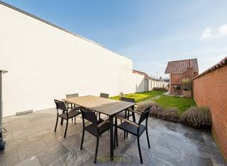 <span><span><strong>1ste bezoekdag zaterdag 24 januari! Inschrijven kan via www.nobels.be onder referentienummer 4210196.</strong></span></span><br /><br />INSTAPKLARE GEZINSWONING met 5 SLAAPKAMERS, gelegen in het CENTRUM van Brakel op WANDELAFSTAND van winkels, scholen en openbaar vervoer. Deze woning onderging in 2020 een TOTAALRENOVATIE en biedt vandaag alle HEDENDAAGS WOONCOMFORT. Dankzij het GUNSTIG EPC-LABEL B geniet u bovendien van een ENERGIEZUINIGE WONING zonder zorgen. Achter de CHARMANTE GEVEL schuilt een RUIM WOONVOLUME van ca. 228 m², ideaal voor GEZINNEN of wie nood heeft aan extra kamers voor BUREAU of HOBBY.<br />Via de inkomhal met gastentoilet heeft u toegang tot een bureauruimte en de ruime, lichtrijke woonkamer. Achteraan bevindt zich de moderne leefkeuken met zicht op de tuin, aangevuld met een praktische berging/wasplaats en een droge kelder. Op de 1ste verdieping geeft de ruime nachthal toegang tot 2 slaapkamers, waarvan één met dressing, een modern ingerichte badkamer en een apart toilet. De 2de verdieping omvat nog eens 3 bijkomende slaapkamers en toegang tot de praktische bergzolder.<br />Buitenshuis beschikt deze woning over een gezellig terras en een diepe tuin, met bovendien verschillende bergruimtes in de tuin, ideaal voor stockage, fietsen of hobbymateriaal.<br /><br />Beschikbaarheid te bespreken met eigenaars<br /><br />Adres: Neerstraat 73 te Brakel<br /><br />EPC: 166 kWh/m², G-score A en P-score D, Geen renovatieverplichting van toepassing