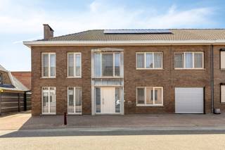 Vous recherchez une maison confortable, prête à emménager et bien située ? Alors cette maison familiale, située au 6 de la Schepenenlaan à Bilzen-Hoeselt, vaut vraiment le détour.<br /><br />La maison dispose d'une surface habitable spacieuse de 220 m². Y compris le garage intérieur, la superficie totale est de 242 m². Au fil des ans, la maison a été entretenue, entretenue et rénovée. Par exemple, la maison dispose d'une nouvelle cuisine datant de 2025, de nouvelles fenêtres en PVC, de panneaux solaires et le toit a été récemment nettoyé. En conséquence, la maison forme une unité prête à emménager où confort et espace se marient à merveille.<br /><br />En entrant dans la maison, vous vous trouverez dans le hall d'entrée, qui donne accès au salon, à la cuisine et aux escaliers menant au premier étage. Le salon spacieux et lumineux offre un espace de vie agréable et dispose d'une cheminée fonctionnelle, qui apporte un confort supplémentaire.<br /><br />Depuis le salon, vous pouvez accéder au couloir, qui est relié à la nouvelle cuisine entièrement équipée. La buanderie est adjacente à la cuisine, avec un accès supplémentaire au garage intérieur situé derrière. Cela permet une mise en page pratique et une facilité d'utilisation supplémentaire.<br /><br />Au premier étage, il y a 5 chambres, idéales pour les familles nombreuses, les familles nouvellement réunies ou ceux qui souhaitent disposer d'un espace supplémentaire pour un bureau, un dressing ou une salle de loisirs. La salle de bain se trouve également à cet étage.<br /><br />À l'extérieur, vous pourrez profiter d'un jardin orienté à l'ouest et facile à entretenir. Il offre un espace extérieur agréable où vous pourrez vous détendre en toute tranquillité, sans entretien intensif.<br /><br />Un avantage supplémentaire est le label EPC B favorable, qui signifie qu'aucune obligation de rénovation ne s'applique.<br /><br />La propriété est proposée via la formule de pré-vente. Le 09/07/2026 entre 15h00 et 17h00, vous pouvez venir visiter la maison sur rendez-vous et faire une offre. Le prix indiqué est un prix initial. Pour plus d'informations, veuillez contacter le gestionnaire de fichiers.<br /><br />Registre des mesures: non<br /><br />Les images générées par l’IA sont fournies en guise d'inspiration. Elles ne tiennent pas compte des spécifications techniques, ni des renseignements urbanistiques, ni des possibilités concrètes de réalisation.