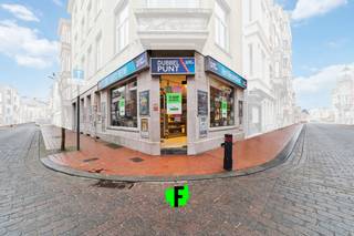 Dit unieke handelspand, strategisch gelegen in het bruisende hart van Blankenberge, biedt een zeldzame kans voor ondernemers op zoek naar een premium locatie. Gelegen op een kruispunt nabij zowel het levendige stadscentrum als de prachtige Zeedijk, geniet dit pand van een ongeëvenaarde zichtbaarheid en een constante stroom van zowel toeristen als lokale bewoners.<br /><br />De ruime handelsruimte is voorzien van grote etalages die uitkijken op twee straten, waardoor uw bedrijf de aandacht trekt van voorbijgangers vanuit verschillende richtingen. De voorkant van het pand herbergt de verkoopruimte, compleet met een toonbank en uitgebreide kastmogelijkheden, terwijl het achterste gedeelte naadloos overgaat in een privéruimte/ bureau, ideaal voor het efficiënt runnen van uw bedrijf.<br /><br />Een niet te onderschatten troef van dit pand is de ruime kelderruimte, exclusief in gebruik door de eigenaar van de handelszaak, en een garage die bereikbaar is via de Van Monsstraat, waardoor parkeerproblemen tot het verleden behoren. Bovendien is er via de hal toegang tot een volledig uitgeruste keuken aan de achterzijde, compleet met een kleine badkamer en toilet.<br /><br />De overvloedige natuurlijke lichtinval dankzij de grote raampartijen draagt niet alleen bij aan de visibiliteit van het pand, maar creëert ook een aangename en uitnodigende sfeer voor klanten en medewerkers.<br /><br />Dit pand combineert ruimte met een economisch aantrekkelijke handelslocatie, waardoor het een unieke kans biedt voor wie op zoek is naar een succesvolle ondernemingsuitvalsbasis. Mis deze kans niet en plan vandaag nog uw bezichtiging om dit pand van dichtbij te ervaren.<br /><br />