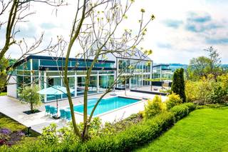 Villa spacieuse avec une surface habitable de 1050m2 qui dispose de pas moins de 7 chambres, dont 5 avec leur propre salle de bain. De plus,...