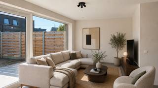 Deze halfopen nieuwbouwwoning bevindt zich op een rustige en vlot bereikbare locatie in Wijnendale, op korte fietsafstand van het centrum van Torhout. Winkels, scholen, openbaar vervoer en belangrijke invalswegen bevinden zich in de onmiddellijke omgeving.<br /><br />De woning beschikt over een lichtrijke open leefruimte, drie ruime slaapkamers en een moderne badkamer met douche. Dankzij de halfopen bebouwing geniet u bovendien van veel natuurlijke lichtinval en extra privacy.<br /><br />Ook op energetisch vlak scoort deze woning uitstekend. Met een E-peil van 10, een EPC-label A, zonnepanelen en een warmtepomp geniet u van een uiterst energiezuinige woning met een lage energiefactuur.<br /><br />Buiten beschikt de woning over een aangelegde tuin van ongeveer 150 m² waar u in alle rust kan genieten.<br /><br />Troeven:<br />• Huurprijs van €1.250/maand<br />• E-peil 10 – EPC-label A<br />• Warmtepomp en zonnepanelen<br />• Halfopen bebouwing<br />• 3 Volwaardige slaapkamers<br />• Open en lichtrijke leefruimte<br />• Moderne badkamer met douche<br />• Aangelegde tuin van ca. 150 m²<br />• Vlotte verbinding naar E403, R34 en N32<br />• Nabij winkels, scholen en centrum Torhout<br /><br />Bezoek aanvragen?<br />Een bezoekmoment aanvragen kan eenvoudig via onze website. Ga naar het betreffende pand en klik op **'Bezoek aanvragen'**. Na het invullen van uw huurprofiel nemen wij zo snel mogelijk contact met u op.<br /><br />Voor meer informatie, contacteer Eva via eva@vicusvastgoed.be.