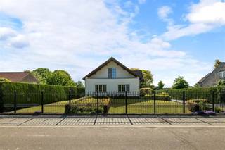 In Velm, een deelgemeente van Sint-Truiden, vinden we langs de Kruisstraat ter hoogte van nummer 10 deze knappe gezinswoning terug. We bevinden ons...