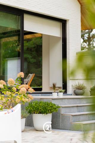 <p><b>Bienvenue dans cette magnifique maison récemment rénovée dans un style moderne à Sint-Martens-Latem</b></p><p>Cette propriété exclusive offre une combinaison idéale d’espace, de luxe et de raffinement. Avec <b>ses 6 chambres et ses 3 salles de bains</b>, cette maison convient parfaitement à une grande famille ou à ceux qui apprécient le confort et les possibilités qu’elle offre.</p><p><b>Points forts de la propriété :</b></p><p><b>Intérieurs luxueux :</b> l'intérieur comprend une cuisine ouverte élégante dotée de finitions haut de gamme, un salon spacieux donnant sur la terrasse, un bureau/espace de travail et un impressionnant dressing. Les salles de bains sont aménagées avec élégance et disposent d'équipements modernes, notamment une baignoire îlot et une douche.</p><p><b>Équipements de bien-être :</b> la propriété dispose d’une salle de sport entièrement équipée avec du matériel professionnel, idéale pour la santé et le bien-être.</p><p><b>Loisirs et divertissements :</b> une salle de jeux luxueuse au sous-sol, avec table de billard, bar et ambiance lounge, offre un espace de divertissement idéal pour la famille et les amis.</p><p><b>Possibilités de stationnement :</b> Avec <b>5 garages</b>, vous disposez d’un espace plus que suffisant pour vos véhicules, pouvant être aménagé selon vos besoins.</p><p><b>Espaces extérieurs :</b> La propriété est entourée de magnifiques jardins aménagés, avec de vastes pelouses, des arbres matures et des haies. Les terrasses sont parfaites pour se détendre et passer du temps ensemble en plein air.</p><p><b>Emplacement :</b> Située à Sint-Martens-Latem, un quartier résidentiel très prisé, cette propriété se trouve dans un environnement calme et verdoyant, au cœur de quartiers bien aménagés et à proximité d'excellentes commodités.</p><p>Il s'agit d'une opportunité exceptionnelle pour ceux qui recherchent une propriété haut de gamme alliant tout le confort moderne et l'élégance.</p>