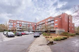 Dit 2-slaapkamerappartement is gelegen in de service-residentie Residentie Elsdonck in Wilrijk, een aangename en groene omgeving waar comfortabel en zorgeloos wonen centraal staat. Alle dagelijkse voorzieningen, winkels, openbaar vervoer en het centrum van Wilrijk bevinden zich op korte afstand. <br /><br />De residentie beschikt over uitgebreide faciliteiten zoals een gemeenschappelijke tuin, zwembad, restaurant en fitnessruimte, met dienstverlening die volledig op maat kan worden afgestemd. <br /><br />Het appartement bevindt zich op de derde verdieping en biedt een ruim leefgedeelte met open keuken, een praktische berging en toegang tot een aangenaam terras. Verder zijn er twee volwaardige slaapkamers en een ruime badkamer met douche, wastafel en toilet. Een privatieve garagebox kan optioneel worden aangekocht. <br /><br />Een ideale woonoplossing voor wie zelfstandig wil wonen met comfort, veiligheid en ondersteuning binnen handbereik.<br /><br />Epc: Label A, P-score: D, G-score: D, Vg-Pg-Gvv-Gvkr-Gmo