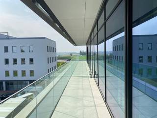 Op het Westwing Park te Roeselare bevindt zich deze nieuwbouwkantoorruimte van ca. 207,66 m² op de 2e verdieping van de Westwing Toren met bijhorend terras. <br /><br />Specificaties:<br />- computervloer<br />- verlaagd akoestisch plafond met ventilatie en verwarming + airco<br />- sanitair blok<br />- terras<br /><br />2 ondergrondse parkeerplaatsen beschikbaar (extra bij te huren). <br /><br />Onmiddellijk beschikbaar.<br /><br />Strategische ligging langs de autostrade (E403) in de nabijheid van het AZ Delta en Mercure Hotel. <br /><br />Hoogst mogelijke BREEAM- score !  <br /><br />Troeven:<br />- vlot bereikbaar<br />- ruime parkeermogelijkheden<br />- high-end afwerking<br />- energiezuinig BREAAM<br /><br />Bent u op zoek naar bedrijfsvastgoed bestaande uit exclusieve kantoorruimtes te huur in Roeselare? Aarzel dan niet om ons te contacteren op het nummer 051 21 22 23.