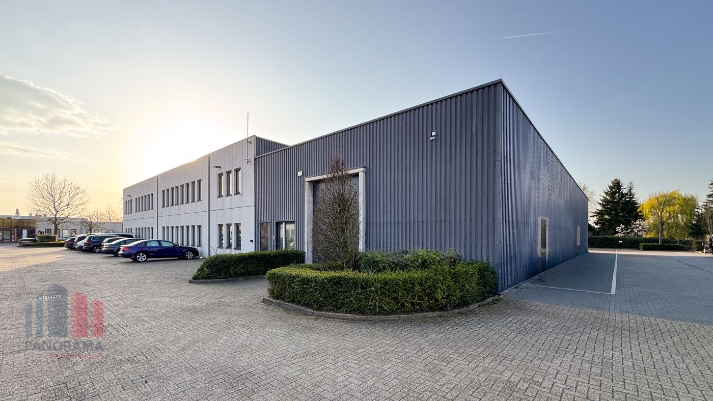 529 m² de bureaux avec 205 m² d'entrepôt et 10 places de parking à vendre, visibilité depuis l'avenue Pontbeek ! - photo 2