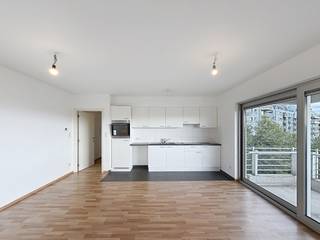 <strong>SINT-JANS-MOLENBEEK : Vlak bij het Edmond Machtens-stadion en alle voorzieningen, mooi appartement met 1 slaapkamer van ±57 m² op de 4e verdieping met lift. Het appartement is als volgt ingedeeld: inkomhal, slaapkamer van ±14 m² met aangrenzende badkamer, toilet, woonkamer van ±25 m², ingerichte keuken (oven, kookplaten, afzuigkap, koelkast, diepvriezer en aansluiting voor vaatwasser), 2 terrassen (±7 m² op het oosten en ±2 m² op het zuiden), kelder M4 en parkeerplaats nr. 33 inbegrepen. Kosten: Vast bedrag van 100€/maand inclusief gemeenschappelijke kosten. Warm water en verwarming via het bedrijf HMS+, eenmalige verhuiskosten van 50€, 100€/jaar voor de aansprakelijkheidsverzekering. EPC C+. Direct beschikbaar.</strong><br /><br /><span>Op de 4e verdieping, bereikbaar met de lift:</span><br /><br />- Entreehal<br />- Slaapkamer van ±14 m² met aangrenzende badkamer<br />- Toilet<br />- Woonkamer van ±25 m²<br />- Ingerichte keuken (oven, kookplaten, afzuigkap, koelkast, vriezer en aansluiting voor vaatwasser)<br />- Terras van ±7 m² op het oosten<br />- Terras van ±2 m² op het zuiden<br /><br />Kelder M4 en parkeerplaats nr. 33 inbegrepen.