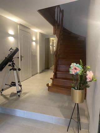 Ruime en energiezuinige gezinswoning op een uitstekende ligging in Boom
Deze goed onderhouden woning combineert ruimte, comfort en een gunstige ligging. Dankzij de centrale locatie bevinden scholen, openbaar vervoer, winkels en ontspanningsmogelijkheden zich in de nabije omgeving. Zowel het centrum van Boom als het Provinciaal Recreatiedomein De Schorre zijn vlot bereikbaar.
Bij het betreden van de woning kom je in een ruime inkomhal met vestiaire en gastentoilet.
Op het gelijkvloers bevindt zich een ruime garage, met voldoende plaats voor wagens en een wasplaats. Aansluitend geniet je van een aangename tuin met terras.
Via de trap bereik je de lichtrijke leefruimte met aansluitend de keuken. De keuken is praktisch ingericht en beschikt over een aparte eethoek, voldoende kastruimte en de nodige toestellen.
Op de bovenverdieping bevinden zich drie slaapkamers, een apart toilet en een ruime badkamer, uitgerust met een ligbad, douche en dubbele lavabo.
Een extra troef is de gunstige ligging: de woning bevindt zich centraal tussen Antwerpen, Mechelen en Brussel en is daardoor ideaal voor wie regelmatig pendelt.
Troeven van deze woning:
- 3 slaapkamers
- Ruime garage en oprit
- Aangename tuin met terras
- Energiezuinig met een gunstig EPC B
- Elektrische installatie conform
- Centrale en vlot bereikbare ligging
- Scholen, openbaar vervoer en recreatie in de buurt
Een ideale gezinswoning voor wie op zoek is naar ruimte, comfort en een uitstekende ligging in Boom.