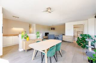 <p><span>In de Steenstraat te Lede bevindt zich deze verzorgde penthouse van 128 m², gelegen op de tweede verdieping van een residentie met lift. Dit appartement, gebouwd in 2016, onderscheidt zich door haar ruime indeling, kwalitatieve afwerking en vooral het uitzonderlijke uitzicht op het achterliggende groen, waardoor u dagelijks geniet van een oase van rust en privacy.</span></p><p><span>Via de inkomhal betreedt u de lichtrijke leefruimte met open, volledig ingerichte keuken, voorzien van een koelkast, combi-oven, keramische kookplaat en vaatwasmachine. De grote raampartijen creëren een aangenaam ruimtegevoel en geven uit op het ruime terras van 17 m². Hier vormt het open zicht op het groene landschap een absolute meerwaarde en een ideale plek om in alle rust te ontspannen.</span></p><p><span>De nachthal geeft toegang tot een praktische berging met wasplaats, een apart gastentoilet, een stijlvolle badkamer met dubbel badkamermeubel en inloopdouche, en drie volwaardige slaapkamers. De master bedroom beschikt bovendien over een ingerichte dressing en heeft een rechtstreekse toegang tot de badkamer.</span></p><p><span>Het appartement wordt vervolledigd met twee private autostaanplaatsen (nr. 2 & 3), een gemeenschappelijke fietsenstalling en een gemeenschappelijke afvalberging.</span></p><p><span>Bent u op zoek naar een ruim en instapklaar appartement waar rust, comfort en een prachtig groen uitzicht samenkomen? Dan is deze eigendom zonder twijfel een bezoek waard.</span></p><p><span> </span></p><p><span>Voor meer informatie of een bezoek, contacteer Jonathan op het nummer 0474/ 91. 72. 00.</span></p><p><span> </span></p><p><span> </span></p><p><span> </span></p>