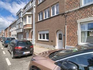 <p>Deze ruime woning met 4 slaapkamers, terras en tuin biedt een ideale combinatie van comfort, ruimte en een centrale ligging vlak bij het station en diverse winkels. Dankzij de praktische indeling en de aangename leefruimtes is dit een ideale woning voor gezinnen of voor wie op zoek is naar extra wooncomfort.</p><p>Bij het binnenkomen word je verwelkomd in een ruime en lichtrijke leefruimte bestaande uit een gezellige living en een eetplaats die mooi in elkaar overvloeien. De open keuken zorgt voor een aangename verbinding met de leefruimte en maakt het geheel bijzonder uitnodigend voor dagelijks wonen en gezellige momenten met familie of vrienden. Aansluitend bevindt zich de veranda die extra leefruimte creëert en uitkijkt op het terras en de tuin.</p><p>Op het gelijkvloers bevindt zich eveneens een eerste badkamer uitgerust met een douche, wat extra praktisch comfort biedt. De woning beschikt daarnaast over een ruime kelder met voldoende bergruimte en een aansluiting voor een wasmachine.</p><p>Op de verdiepingen bevinden zich vier volwaardige slaapkamers met voldoende ruimte voor een gezin, een thuisbureau of hobbyruimte. De tweede badkamer op de bovenverdieping is uitgerust met zowel een douche als een bad, waardoor functionaliteit en comfort perfect gecombineerd worden.</p><p>Buiten geniet je van een aangename tuin en een terras waar je in alle rust kan ontspannen of gezellig kan tafelen tijdens zonnige dagen.</p><p>De ligging vormt een extra troef dankzij de nabijheid van het station, winkels en dagelijkse voorzieningen. Hierdoor geniet je van een vlotte bereikbaarheid en alle comfort binnen handbereik.</p><p>Plan nu je bezoek via www.living-stone.be! </p><p>Ben je op zoek naar een ruime woning met 4 slaapkamers, tuin en een centrale ligging? Dan is deze woning absoluut een bezoek waard.</p>