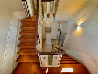 Deze statige en zeer ruime herenwoning biedt heel veel mogelijkheden met zijn 4 ruime slaapkamers en met de mogelijkheid om in de zolder nog 2...