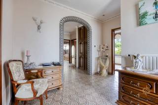 Cette charmante maison de plain-pied vous accueille dans un havre de paix et d'espace. Dès que vous entrez dans le spacieux hall d'entrée,...