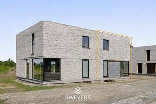 Welkom in Project Passari, een stijlvol nieuwbouwproject aan de Diestersteenweg in Nieuwerkerken waar comfort, energiezuinigheid en een aangename woonomgeving samenkomen. Binnen dit kleinschalige project van 10 halfopen nieuwbouwwoningen vormt LOT 2 een moderne woning met een hedendaagse uitstraling, een praktische indeling en toekomstgerichte technieken.<br /><br />Deze halfopen nieuwbouwwoning onderscheidt zich door haar strakke architectuur en doordachte wooncomfort. Met een bewoonbare oppervlakte van 157,50 m² biedt LOT 2 een aangename leefruimte, veel lichtinval en voldoende plaats voor het dagelijkse gezinsleven. De woning beschikt over 3 volwaardige slaapkamers, waardoor ze perfect inspeelt op de noden van gezinnen, koppels of kopers die graag extra ruimte wensen voor bijvoorbeeld een bureau, hobbykamer of logeerkamer.<br /><br />LOT 2 bevindt zich op een perceel van 5a95ca, waardoor u geniet van een mooi stuk grond met voldoende buitenruimte. Indien gewenst kan er ook een carport met fietsenstalling en een tuinberging voorzien worden. Deze opties zijn niet inbegrepen in de prijs, maar bieden de mogelijkheid om de woning nog beter af te stemmen op uw persoonlijke noden.<br /><br />Ook op vlak van duurzaamheid en energiezuinig wonen scoort deze woning bijzonder sterk. De woning wordt uitgerust met zonnepanelen, een individuele lucht-water warmtepomp, ventilatiesysteem type D en vloerverwarming. Zo geniet u niet alleen van een aangenaam binnenklimaat, maar ook van een energiezuinige woning die klaar is voor de toekomst. Daarnaast wordt de woning voorzien van een regenwaterput van 7.500 liter met elektrische regenwaterpomp, aangesloten op de toiletten en de vorstvrije buitenkraan.<br />Een bijkomende troef is dat u in deze fase van het project nog zelf de afwerking van uw woning kan bepalen. Van vloeren tot keuken en andere materiaalkeuzes: u krijgt de kans om uw nieuwe thuis mee vorm te geven volgens uw eigen smaak en woonstijl.<br /><br />Passari combineert de rust van een groene woonomgeving met de nabijheid van het centrum van Nieuwerkerken. Winkels, school, kinderopvang, openbaar vervoer en dagelijkse voorzieningen bevinden zich in de nabije omgeving, terwijl u tegelijk geniet van het open landschap en de ruimte die deze locatie zo aantrekkelijk maken.<br />Bent u op zoek naar een moderne, energiezuinige nieuwbouwwoning met 3 slaapkamers, een bewoonbare oppervlakte van 157,50 m² en een aangenaam perceel van 5a95ca? Dan is LOT 2 binnen Project Passari een unieke kans om stijlvol, comfortabel en zorgeloos thuis te komen in Nieuwerkerken.<br /><br />Interesse in deze woning? Wij nodigen u graag uit voor meer informatie of een bezoek ter plaatse aan de werf. Contacteer ons op 011 255 155. Bron bewoonbare oppervlakte = bruto oppervlakte architectenplannen.<br />De 3D-renders zijn louter illustratief en kunnen afwijken van de uiteindelijke uitvoering.<br /><br />De grondwaarde bedraagt € 107 000, waarop 12% registratierechten van toepassing zijn. De constructiewaarde van € 272 000 valt onder het standaard btw-tarief van 21%.