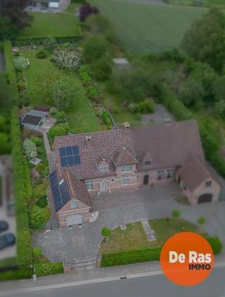 EERSTE BEZOEKDAG ZATERDAG 20/06 VAN 10U TOT 12U (enkel op afspraak!)<br /><br />HAALTERT - Op zoek naar een woning met ruimte, potentieel en een uitstekende ligging? Deze halfopen solide bebouwing bevindt zich op een prachtig perceel van meer dan 16 are en biedt tal van mogelijkheden voor wie comfortabel wil wonen in een groene en rustige omgeving.<br /><br />Bij het betreden van de woning komt u terecht in de inkomhal met apart gastentoilet. Daarnaast bevindt zich een aparte ruimte die perfect kan dienen als bureau voor een zelfstandige activiteit in bijberoep, praktijkruimte of extra slaapkamer.<br />Verder beschikt de woning over een grote en lichtrijke leefruimte met aansluitend een extra bureauruimte of speelhoek, ideaal voor gezinnen of thuiswerk. De ruime keuken met ontbijthoek sluit aan op de berging. Op het gelijkvloers bevindt zich eveneens een douche en een inpandige garage, wat zorgt voor extra comfort en gebruiksgemak.<br />Op de eerste verdieping bevinden zich vier slaapkamers waarvan 1 met extra opbergruimte die kan dienen als dressing/extra opbergruimte, een apart toilet en een ruime badkamer.<br />De zolderverdieping biedt bovendien nog tal van uitbreidingsmogelijkheden en kan ingericht worden als extra slaapkamers, hobbyruimte of polyvalente ruimte.<br />Buiten geniet u van een prachtig aangelegde tuin met een gezellige pergola, ideaal om in alle rust te ontspannen en te genieten van het buitenleven. Dankzij het royale perceel van meer dan 16 are is er bovendien voldoende ruimte voor tuinliefhebbers en gezinnen.<br />Vooraan de woning zijn meerdere staanplaatsen voorzien.<br />De woning biedt de mogelijkheid om verder naar eigen smaak en stijl ingevuld en gemoderniseerd te worden, ideaal voor wie graag zijn eigen touch toevoegt aan zijn toekomstige thuis.<br /><br />Dankzij de centrale, maar toch rustige ligging geniet u van een vlotte bereikbaarheid met winkels, scholen, openbaar vervoer en belangrijke invalswegen in de nabijheid, terwijl u toch kan genieten van rust en privacy.<br /><br />Troeven: stevige solide woning, gunstig epc, zonnepanelen, prachtige tuin, centrale ligging,....<br /><br />Kortom: Bent u op zoek naar een halfopen bebouwing met 3/4 slaapkamers op een ruim perceel met een prachtig aangelegde tuin? aarzel dan niet en maak snel uw afspraak 053/60.65.60<br /><br />De vermelde prijs is een richtprijs. Na ontvangst van de biedingen zal de verkoper beslissen of hij/zij de eigendom verkoopt aan het beste bod. De richtprijs is aldus niet bindend voor de verkoper.