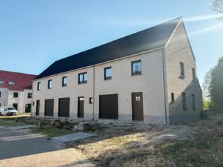 Dichtbij het centrum van Lokeren ter hoogte van de Vondelstraat wordt een nieuwe, kindvriendelijke woonbuurt opgericht met een authentieke dorpse architectuur. Deze gesloten en halfopen landelijke nieuwbouwwoningen beloven het perfecte evenwicht te worden tussen het weelderig groen en de stadse gemakken zoals openbaar vervoer, winkels en scholen. Bovendien worden alle woningen traditioneel gebouwd met hoogwaardige materialen en energiezuinige technieken waardoor uw comfort geoptimaliseerd wordt.<br /><br />Lot 12-14 omvat een lichtrijke, ruime leefruimte met open keuken, inpandige garage met extra bergruimte, 3 slaapkamers en een ruime badkamer met bad, douche en dubbel lavabomeubel.<br /><br />Neem vandaag nog contact op met ons voor meer informatie en bemachtig één van deze prachtige woningen.<br />