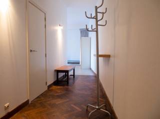 <p><span>Midden in het historisch en bruisende centrum van Leuven meer bepaald in de gezellige en exclusieve winkelwandelstraat de Mechelsestraat met zijn unieke handelszaken, zijn wij verheugd deze ruime en gemeubelde flat met loftallures , verscholen achter een statige gevel, te huur aan te bieden. De achteraan gelegen flat heeft een nuttige oppervlakte van 55 m² en is gesitueerd op de tweede verdieping van een welonderhouden residentie. De trendy en gezellige flat omvat een royale inkomhal met mooie parketvloer, een badkamer met een douche, toilet en lavabo, een praktische berging en een riante living van circa 40 m² met keuken en een slaaphoek. Bovendien is er in de huurprijs op het gelijkvloers een overdekte fietsenstalling inbegrepen. De maandelijkse provisie voor de gemeenschappelijke lasten bedraagt €150,00  inclusief voorschot verwarming -en waterverbruik van het appartement. Deze flat is beschikbaar 15/11/2026. Voor snelle beslissers. Een echte aanrader.</span></p><p><span> </span></p>