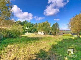 <p><span>Bouwgrond te koop Rust en Natuur nabij Tessenderlo-Ham en Laakdal</span></p><p><span>BOUW HIER UW WONING EN GENIET VAN RUST EN NATUURPRACHT!!</span></p><p><span>Ontdek deze prachtige bouwgrond van 1.866 m², ideaal gelegen voor wie houdt van rust en natuur, maar toch vlotte verbindingen belangrijk vindt. Met een perceelbreedte van 18 meter biedt dit terrein tal van mogelijkheden voor het realiseren van jouw droomwoning.</span></p><p><span>Ligging en omgeving:</span></p><ul><li><span>Gelegen aan de N174, met gemakkelijke toegang tot omliggende gemeenten.</span></li><li><span>Slechts 5 km van het centrum van Tessenderlo-Ham, 6,4 km van het centrum van Laakdal en op 7,4 km van de oprit naar de E313 richting Antwerpen.</span></li><li><span>Diest bereik je op slechts 9,8 km.</span></li><li><span>De bouwgrond ligt nabij het natuurreservaat Gerhagen en is omringd door bosrijke gebieden en weilanden. Ideaal voor natuurliefhebbers en wandelaars.</span></li></ul><p><span>Troeven van het perceel:</span></p><ul><li><span>Noordoostelijke oriëntatie aan de achterzijde, perfect voor ochtend- en avondzon in de tuin.</span></li><li><span>Het perceel grenst aan twee bestaande woningen, wat privacy en een gezellige buurt garandeert.</span></li><li><span>Een bos ligt direct achter het perceel, dat ook via de achterzijde bereikbaar is ideaal voor wandelingen of recreatie.</span></li><li><span>Ondanks de ligging aan een drukkebaan, geniet je hier van een rustige omgeving dankzij de natuurlijke buffer van bossen en weilanden.</span></li></ul><p><span> </span></p><p><span>Bouwvoorschriften:</span></p><ul><li><span>Straatbreedte van ca. 18 m;</span></li><li><span>Gevelbreedte mogelijk van ca. 12m;</span></li><li><span>Een bouwoppervlakte van ca. 204m²;</span></li><li><span>Maximale bouwdiepte van 17 meter gelijkvloers en 12m op verdieping;</span></li><li><span>Maximum 2 bouwlagen;</span></li><li><span>Zijdelingse bouwvrije stroken van minstens 3 meter;</span></li><li><span>Bouwlijn 17 meter uit wegas;</span></li><li><span>Dakvorm hellend;</span></li></ul><p><span>Samengevat:</span><span> Deze bouwgrond combineert een strategische ligging met rust en natuur. Of je nu houdt van buitenactiviteiten, of gewoon op zoek bent naar een plek waar je tot rust kan komen, hier vind je het allemaal. Dankzij de nabijheid van belangrijke invalswegen en het centrum van omliggende steden geniet je van het beste van beide werelden.</span></p><p><span>Interesse?</span><span> Aarzel niet en neem vandaag nog contact op voor meer informatie of een bezoek ter plaatse!</span></p><p><span>Bel Immodiest 013/31.25.22</span></p>