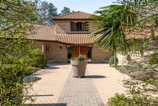 In een rustige en groene omgeving in Schoten bevindt zich deze ruime Spaanse villa op een royaal perceel van 8.670 m². Dit eigendom...