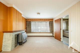 <p><span>Te renoveren/op te frissen appartement met 2 slaapkamers, garage, extra ruimte en privétuin in Ekeren</span></p><p><span>Dit appartement biedt heel wat mogelijkheden voor wie op zoek is naar een woning die naar eigen smaak kan worden opgefrist of gerenoveerd. Het bevindt zich in een kleinschalig en goed onderhouden gebouw, op een vlot bereikbare locatie in Ekeren. Dankzij de nabijheid van het station, openbaar vervoer, winkels en andere dagelijkse voorzieningen geniet u hier van een praktische ligging met een goede verbinding naar Antwerpen en omliggende gemeenten.</span></p><p><span>Het appartement zelf bevindt zich op de eerste verdieping, bereikbaar met de trap. Via de inkomhal, die toegang geeft tot de verschillende ruimtes van het appartement, komt u terecht in de ruime en lichtrijke leefruimte. Aansluitend bevindt zich de keuken, die relatief eenvoudig kan worden omgevormd tot een open keuken met een rechtstreekse verbinding met de leefruimte. Zo creëert u een modern en open geheel, volledig naar eigen smaak. </span></p><p><span>Verder beschikt het appartement over twee slaapkamers van circa 14 m² en 10 m². De tweede slaapkamer biedt toegang tot een bijkomende, kleine overdekte ruimte. </span></p><p><span>De badkamer is uitgerust met een bad, wastafel en toilet. Ook de recent vernieuwde condensatieketel bevindt zich hier.</span></p><p><span>Een bijzondere troef is de gelijkvloerse verdieping. Hier beschikt u over een garage met een oprit voor één wagen. Achteraan bevindt zich bovendien een extra ruimte die perfect kan dienen als atelier, bureau, hobbyruimte of berging. Deze ruimte geeft rechtstreeks toegang tot de privétuin, waar u in alle rust van het buitenleven kunt genieten.</span></p><p><span>Het appartement wordt verwarmd op gas via radiatoren en beschikt over aparte meters voor water, gas en elektriciteit. Met een EPC-label C en een energiescore van 205 kWh/m² per jaar vormt ook het energieverbruik een interessante troef.</span></p><p><span>Een appartement met tal van mogelijkheden, een garage, extra polyvalente ruimte en een privétuin. Ideaal voor wie graag de handen uit de mouwen steekt en een eigendom volledig naar eigen wensen wil inrichten.</span></p><p><span> </span></p><p><span>Plan je graag een bezoek? 0492/39.16.32 (Jelle) | info@immomk.be - ook voor een correcte waardebepaling kan u bij ons terecht.</span><span> </span></p><p><span> </span></p>