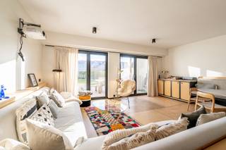 <p>Appartement avec jardin situé dans une résidence de villas recherchée, le long de la digue piétonne du Zoute.</p>
<p>Disposition : hall d’entrée avec vestiaire et toilette invités, spacieux et lumineux séjour avec accès direct à la terrasse orientée plein sud et au jardin, cuisine entièrement équipée. L’appartement dispose également de deux chambres et de deux salles de bains.</p>
<p>Cave privative et local à vélos commun.</p>
<p>Possibilité d’acquérir un garage box fermé dans la résidence.</p>