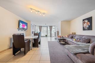 IRoeselare : Instapklaar duplexappartement met zolder voorzien van  3 slaapkamers en zonnig terras!Welkom in deze ruime en lichtrijke woning, ideaal...