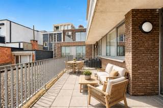 <p><span>Dit lichtrijke en instapklare </span><span>appartement </span><span>staat te koop in de Heistraat </span><span>pal in het centrum van Wilrijk</span><span> aan de Bist. Op wandelafstand vind je alle winkels, horeca, openbaar vervoer,... ideaal als je centraal wil wonen met alles binnen handbereik!</span></p><p><span> </span></p><p><span>Het appartement is gelegen in een </span><span>gebouw van 2010</span><span> en heeft een oppervlakte van zo'n 80m². Het appartement beschikt over </span><span>twee slaapkamers</span><span> en heeft nog </span><span>twee terrassen van in totaal 22m².</span></p><p><span> </span></p><p><span>* sommige foto's zijn gestaged via IA</span></p><p><span> </span></p><p><span>Indeling</span></p><p><span>- inkomhal</span></p><p><span>- aparte toilet</span></p><p><span>- lichtrijke woonkamer en eetkamer</span></p><p><span>- terras 1 (6m²)</span></p><p><span>- open geïnstalleerde keuken</span></p><p><span>- berging met aansluiting voor wasmachine/droogkast</span></p><p><span>- slaapkamer 1 (11m²)</span></p><p><span>- terras 2 (16m²)</span></p><p><span>- slaapkamer 2 (8m²)</span></p><p><span>- badkamer met ligbad, douche en lavabo</span></p><p><span> </span></p><p><span>Algemeen gebouw</span></p><p><span>- goed onderhouden gebouw (2010)</span></p><p><span>- individuele nutsvoorzieningen</span></p><p><span>- maandelijkse provisie 142 euro (syndicus, blokpolis, onderhoud gemene delen)</span></p><p><span>- gemeenschappelijke fietsenberging</span></p><p><span> </span></p><p><span>Troeven</span></p><p><span>- top ligging in centrum Wilrijk</span></p><p><span>- veel lichtinval</span></p><p><span>- conforme elektriciteit</span></p><p><span>- CV-ketel op gas (2020)</span></p><p><span>- gunstig EPC label A</span></p><p><span> </span></p><p><span>Ben jij geïnteresseerd in dit instapklare appartement te koop in centrum Wilrijk, ben je op zoek naar ander vastgoed of wens je de waarde van jouw eigendom te kennen? Dan ben je bij BOLT immo aan het juiste adres! Wij helpen jou graag verder.</span><span> </span></p>