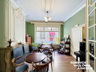 Deze prachtige trapgevelwoning ligt in het hart van Brugge, vlak achter de Sint-Salvatorkerk en op wandelafstand van de Steenstraat.<br />Via een authentieke en ruime entree komt u in een stijlvol ingericht eetgedeelte met een afsluitbare lounge gedeelte. De achterliggende keuken is volledig uitgerust en afgestemd op de dagelijkse behoeften. De sfeervolle tuin met meerdere terrassen is het absolute pronkstuk en biedt tevens een prachtig zicht op de Sint-Salvatorkerk.<br /><br />Op de eerste verdieping bevinden zich vier ruime slaapkamers (28m2- 22m2 - 19m2 - 7,2m2 met annex ) en twee badkamers: één met een bad, douche, dubbel lavabomeubel en wc, en één met een lavabomeubel en een bad met douchefunctie. De tweede verdieping bestaat uit een royale zolder van 77 m², voorzien van dakisolatie, die diverse mogelijkheden biedt om naar eigen wens in te richten. De ondergrondse droge kelder herbergt alle technische installaties en zorgt voor extra bergruimte.<br /><br />Deze woning biedt een royale bewoonbare oppervlakte van 285 m² op een perceel van 273 m² en combineert historische charme met modern comfort. Dankzij de uitstekende ligging bent u daarnaast op wandelafstand van winkels en andere voorzieningen. Met vier tot vijf slaapkamers is dit een ideale woning voor gezinnen die op zoek zijn naar ruimte, karakter en een toplocatie in Brugge.<br /><br />* uitzonderlijke bewoonbare oppervlakte 285m2<br />* geen rennovatieplicht<br />* fantastische stadstuin<br />* grote droge kelder<br />* ideaal voor combinatie wonen met zelfstandige activiteit<br /><br />Voor meer info bel : 050/333976 - 0476/270379 ( buiten kantooruren )