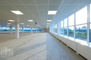 <strong>Kantoorruimte </strong>van <strong>970 m² </strong> te huur nabij de R0<br />Ontdek dit kwalitatieve en moderne kantoorgebouw “<strong>Falcon</strong>”, strategisch gelegen nabij de R0 met een vlotte verbinding naar de<strong> E40 en E19 </strong>via de belangrijkste invalswegen.Dankzij de uitstekende zichtbaarheid en bereikbaarheid is dit pand een ideale locatie voor uw onderneming.<br /><br />Het gebouw bestaat uit meerdere verdiepingen van ca. 2.000 m² die flexibel kunnen worden ingedeeld en opgesplitst volgens uw noden.<br /><br />De kantoor is uitgerust met tal van hoogwaardige faciliteiten, waaronder <strong>HVAC,</strong> akoestische plafonds, douches, een terras op de 4e verdieping, badgelezers, eetruimtes met kitchenettes en <strong>oplaadpunten</strong> voor elektrische wagens.<br /><br />De bushalte voor het gebouw zorgt voor een snelle verbinding naar het station Groot-Bijgaarden, met directe aansluiting op het Brusselse openbaar vervoersnetwerk.<br /><br />Contacteer <strong>PANORAMA B2B</strong> voor meer informatie of een vrijblijvend plaatsbezoek via <strong>0477 09 00 09</strong>.