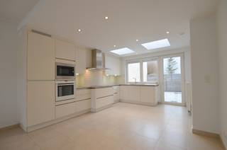 Gezellige en centraal gelegen woning (kangoeroewoning), nabij de Keuvelhoekstraat.<br /><br />Deze veelzijdige eigendom biedt tal van mogelijkheden en combineert comfort met een praktische indeling.<br /><br />Gelijkvloers:<br />Inkomhal, ruime en lichtrijke woonkamer, open en volledig ingerichte keuken voorzien van alle comfort met directe toegang tot het terras. Verder beschikt deze verdieping over een apart gastentoilet, twee volwaardige slaapkamers en een badkamer uitgerust met douche, lavabo en toilet.<br /><br />Eerste verdieping:<br />Aangename leefruimte met open keuken en toegang tot het terras. Daarnaast een slaapkamer met ingemaakte kasten en een badkamer voorzien van douche en lavabo.<br /><br />De woning beschikt bovendien over een inpandige garage.