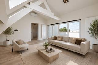 Waanzinnig duplexappartement op rustige ligging in het hartje van de binnenstad. Gelegen op wandelafstand van winkels, openbaar vervoer, Groenplaats en de Scheldekaaien. Gerenoveerd met oog voor detail en hedendaagse leefnormen. Voorzien van drie zonnepanelen. Airco.<br /><br />Indeling:<br /><br />Via de inkomhal op parket met gastentoilet betreed je het appartement. Op deze verdieping bevinden zich de open ingerichte keuken voorzien van toestellen en de ruime living op parket. De living geeft rechtstreeks toegang tot het terras van +/- 12 m². Tevens op deze verdieping bevindt zich slaapkamer 1 op parket en aangrenzende ingerichte badkamer met inloopdouche en lavabo met meubel.<br />Via een inpandige trap bereik je de tweede slaapkamer op parket met aangrenzende ingerichte badkamer voorzien van ligbad, inloopdouche en lavabo met meubel. Op deze verdieping bevinden er zich ook nog 2 ruimtes die gebruikt kunnen worden als dressing of extra stockageruimte.<br /><br />Verkoop onder registratie. <br />Individuele nutsvoorzieningen. <br />Mogelijkheid tot aankoop van ondergrondse autostaanplaats of garagebox.<br /><br /><br />
