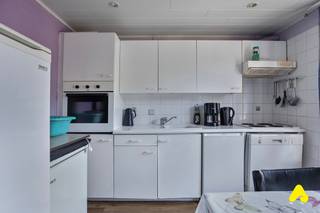 De woning omvat inkomhall, slaapkamer op gelijkvloers verdieping, badkamer voorzien van ligbad, toilet en lavabomeubel, open ingerichte keuken met aanpalend leefruimte. <br /><br />De woning beschikt over een zongerichte tuin en een ruime buitenberging. <br />Parking aanwezig voor de woning. <br /><br />TROEVEN:<br />- Goede investering <br />- 3 slaapkamers<br />- Zongerichte tuin