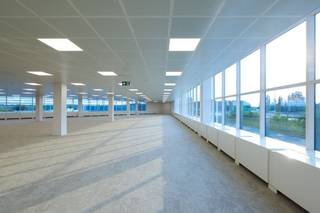 <strong>Kantoorruimte </strong>van <strong>965 m² </strong> te huur nabij de R0<br />Ontdek dit kwalitatieve en moderne kantoorgebouw “<strong>Falcon</strong>”, strategisch gelegen nabij de R0 met een vlotte verbinding naar de<strong> E40 en E19 </strong>via de belangrijkste invalswegen.Dankzij de uitstekende zichtbaarheid en bereikbaarheid is dit pand een ideale locatie voor uw onderneming.<br /><br />Het gebouw bestaat uit meerdere verdiepingen van ca. 2.000 m² die flexibel kunnen worden ingedeeld en opgesplitst volgens uw noden.<br /><br />De kantoor is uitgerust met tal van hoogwaardige faciliteiten, waaronder <strong>HVAC,</strong> akoestische plafonds, douches, een terras op de 4e verdieping, badgelezers, eetruimtes met kitchenettes en <strong>oplaadpunten</strong> voor elektrische wagens.<br /><br />De bushalte voor het gebouw zorgt voor een snelle verbinding naar het station Groot-Bijgaarden, met directe aansluiting op het Brusselse openbaar vervoersnetwerk.<br /><br />Contacteer <strong>PANORAMA B2B</strong> voor meer informatie of een vrijblijvend plaatsbezoek via <strong>0477 09 00 09</strong>.
