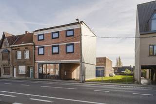 Samenstelling van het pand:- Gelijkvloers handelspand 110m² met kelder als opslag- Appartement 1 (1ste verdiep): 96 m² kwaliteitsvolle woonruimte...