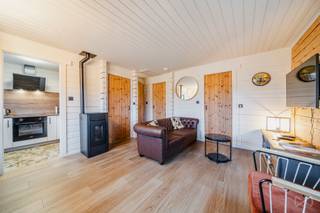 <p>Ontdek dit charmante gelijkvloerse chalet in een prachtige natuurlijke omgeving, op de heuvels van Houyet – een ware uitnodiging tot ontspanning en ontsnapping aan de dagelijkse sleur. Het ligt verscholen in een rustige, bosrijke omgeving en biedt een gezellige cocon om te genieten van de rust en de schoonheid van de omringende natuur. Het wordt gemeubileerd en volledig uitgerust verkocht. De indeling op één niveau bestaat uit een gezellige en warme woonkamer, een keuken, twee slaapkamers en een doucheruimte. Buiten vormen de twee terrassen een echte troef: ze bieden een vrij uitzicht op het bos en vormen het ideale kader om in elk seizoen van momenten van rust te genieten. Op technisch vlak is het chalet voorzien van PVC-kozijnen met dubbele beglazing, een pelletkachel, zonnepanelen en een goede energieprestatie (PEB C, unieke code 20260130021697). Of het nu gaat om uitstapjes midden in de natuur, een vakantieverblijf of een investering in toeristische verhuur, dit pand weet te bekoren door zijn bevoorrechte ligging en rustgevende sfeer. Een prachtige kans om uzelf een ware oase van rust te gunnen in het hart van een groene omgeving, op slechts enkele minuten van de toeristische trekpleisters van de regio Houyet. Neem contact op met onze makelaar Cécile op 0470/823943 om een bezichtiging te regelen en alle charme van deze plek te ontdekken.</p>