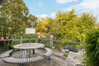 <p><strong>ARCHITECTENWONING MET MULTIFUNCTIONELE RUIMTE TE KOOP – VELTWIJCKPARK EKEREN</strong><br />Zoekt u een unieke woning waar u wonen en werken perfect kunt combineren, met extra ruimte voor uw gezin, een atelier of hobby? Wilt u centraal wonen met de natuur binnen handbereik en heeft u een hart voor moderne architectuur? Dan is deze eigendom precies wat u zoekt.</p>
<p><strong>LOCATIE & OMGEVING </strong><br /><strong>Immo Point VANDAELE</strong> stelt met trots deze architecturale parel voor. U woont hier uiterst centraal, op 450 m van het levendige centrum, 700 m van de Antwerp International School en diverse scholen binnen 1 km. Het treinstation ligt op 850 m met rechtstreekse verbindingen naar Antwerpen en Brussel, en via nabijgelegen fietsostrades staat u op 8,6 km op de Grote Markt van Antwerpen.</p>
<p>Daarnaast woont u in een groene oase: steek simpelweg de straat over voor een wandeling of hardloopsessie rond Kasteel Hof van Veltwijck, in het Veltwijckpark en in natuurgebied De Oude Landen.</p>
<p><strong>ARCHITECTUUR & TECHNIEK </strong><br />Gebouwd naar een sprekend ontwerp van architect Lou Jansen. De doordachte architectuur combineert functionaliteit met een overvloed aan natuurlijk licht.</p>
<p><strong>INDELING VAN DE WONING </strong><br /><strong>Gelijkvloers </strong><br />(Wonen & werken, atelier of hobby) Een multifunctionele ruimte van ca. 70 m² met afzonderlijke inkom en badkamer, ideaal voor een vrij beroep, praktijk of atelier. Daarnaast is er een apart bureel met rustgevend zicht op de tuin.</p>
<p><strong>Eerste verdieping </strong><br />De inkomhal is toegankelijk via een karakteristieke buitentrap. De royale, lichtrijke leefruimte (ca. 60 m²) beschikt over een gashaard en een speel- of leeshoek. De grote leefkeuken (ca. 25 m²) biedt directe toegang tot het terras. Verder vindt u hier een praktische waskamer en toilet.</p>
<p><strong>Tweede verdieping </strong><br />De nachthal heeft een apart nachttoilet en geeft toegang tot 3 volwaardige slaapkamers (elk ca. 14 m²) en een comfortabele, ruime badkamer.</p>
<p><strong>Ondergronds</strong> <br />Er is een ruime kelder én een aparte archiefruimte.</p>
<p><strong>PERCEEL & TUIN </strong><br />De ligging op een hoekperceel zorgt voor een maximaal gevoel van licht en ruimte. De volwassen, prachtig aangelegde tuin met idyllische vijverpartij creëert een heerlijk 'cocoon-effect'.</p>
<p><strong>KORTOM</strong> <br />Een lichtrijke architectenwoning met een zee aan ruimte op een toplocatie tegenover het Veltwijckpark, vlak bij alle voorzieningen en met een tuin om volledig tot rust te komen.</p>
<p><strong>BEWOONBARE OPPERVLAKTE</strong><br />De vermelde bewoonbare oppervlakte is gebaseerd op de bruikbare vloeroppervlakte uit het EPC.</p>