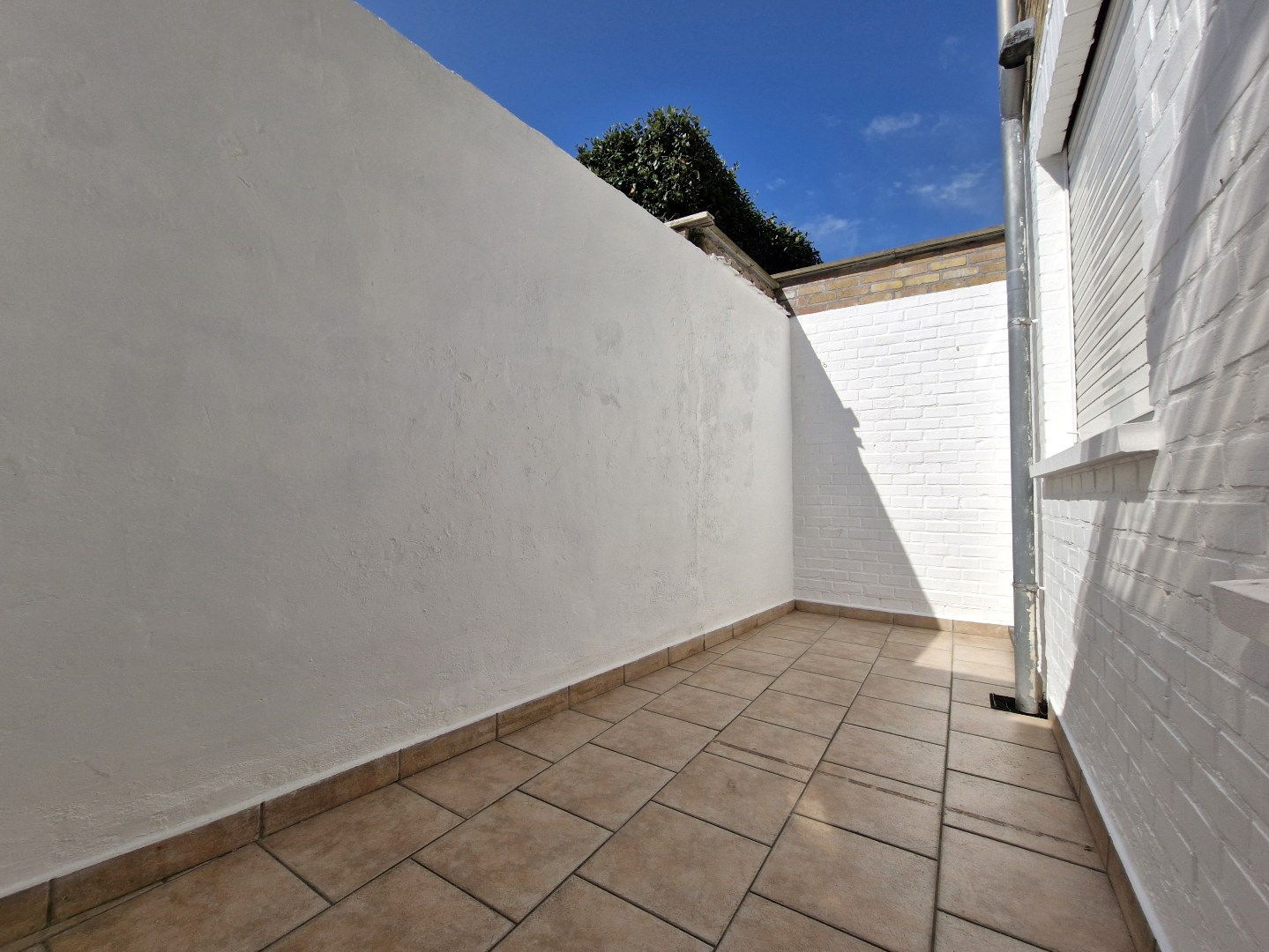 Charmant gelijkvloers appartement met stadskoer in hartje Heist - foto 5