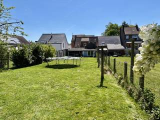 Deze te renoveren woning is gelegen in de Sint-Medardusstraat 4 te Bertem, een uitstekende locatie in de dorpskern met alle voorzieningen op wandelafstand. Bakker, scholen, openbaar vervoer, Delhaize, Aldi en andere lokale handelaars bevinden zich vlakbij.<br />Dankzij de vlotte verbinding met de Tervuursesteenweg, de E40 en de nabijheid van Leuven en Brussel, combineert deze ligging een dorpsgevoel met een optimale bereikbaarheid.<br />De woning betreft een grondig te renoveren gesloten bebouwing, gelegen op een ruim en breed perceel dat tal van mogelijkheden biedt voor wie op zoek is naar een renovatieproject met toekomst.<br />Bij het betreden van de woning kom je in de ruime woon- en eetkamer. Het gelijkvloers omvat verder een bureau, wasplaats, kleine badkamer, toilet, stookruimte en een zeer ruime bergruimte die toegang geeft tot de grote tuin achteraan.<br />De ruime keuken sluit aan op de koer, wat extra potentieel biedt voor een aangename buitenruimte.<br />Op de eerste verdieping bevinden zich drie slaapkamers, evenals twee bergruimtes.<br />Daarnaast is er nog een zolderverdieping die extra uitbreidingsmogelijkheden biedt, bijvoorbeeld voor bijkomende kamers of een hobbyruimte.<br />Kortom: een woning met enorm veel potentieel, ideaal voor wie niet terugdeinst voor renovatie en zijn eigen woonproject wil realiseren op een toplocatie.<br />Aktedatum af te stemmen met eigenaar + 1 maand kosteloos uitgesteld genot na aktedatum