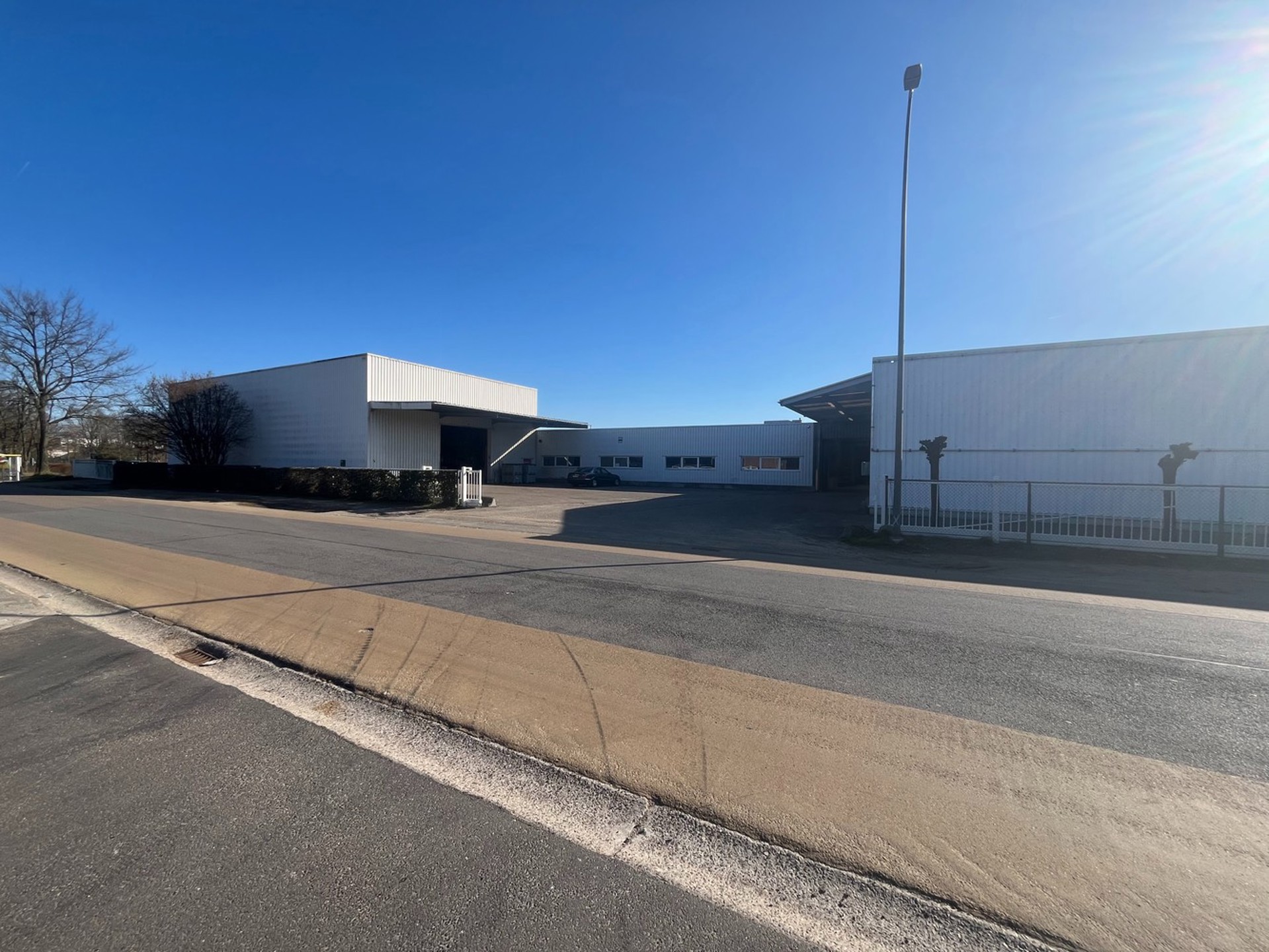 Bedrijfsgebouw +woonst op strategisch hoekperceel van 6.001 m²  - foto 3