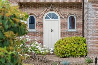 <strong>Vrijstaande woning met zwembad, groen vergezicht en EPC B op rustige topligging in Haacht.</strong><br />
<p><span>Op zoek naar een vrijstaande woning waar rust, ruimte en een groene omgeving centraal staan? <br /></span><span>Dan zal deze uitstekend onderhouden gezinswoning uit 1996 u meteen weten te bekoren.</span></p>
<p><span>Gelegen op een rustige locatie geniet deze woning van een prachtig open <strong>uitzicht op achterliggend groen</strong>, waardoor u elke dag thuiskomt in een oase van rust en privacy. Tegelijkertijd bevindt u zich op een centrale ligging met een vlotte bereikbaarheid naar winkels, scholen en belangrijke verbindingswegen.</span></p>
<p><span>Binnen biedt de woning een ruime en praktische indeling met een lichtrijke leefruimte, gezellige houtkachel, ingerichte keuken, bureel of extra slaapkamer op het gelijkvloers, <strong>vier slaapkamers</strong> op de verdieping, badkamer, dubbele garage, ruime zolder en een kelder én kruipkelder onder de volledige woning.</span></p>
<p><span>De buitenruimte vormt een absolute troef. Vanuit de woning kijkt u uit over de grote tuin en het achterliggende groen. <br />Het overdekte zwembad zorgt het hele jaar door voor ontspanning, terwijl het ruime bijgebouw perfect kan worden ingericht als poolhouse.</span></p>
<p><strong>Ook technisch is deze woning volledig in orde:</strong><br /><span>EPC B-label (180 kWh/m²jaar)</span><br /><span>Elektriciteit conform</span><br /><span>Gescheiden riolering aanwezig</span><br /><span>Vloerverwarming (grotendeels)</span><br /><span>Alarminstallatie</span><br /><span>Bouwjaar 1996</span><br /><span>Dubbele garage</span><br /><span>Kelder en kruipkelder onder volledige woning</span></p>
<p><span>Een unieke opportuniteit voor wie op zoek is naar een instapklare, vrijstaande gezinswoning met veel ruimte, een prachtig groen uitzicht en alle comfort om onmiddellijk te genieten. Dankzij de solide staat van onderhoud en de gunstige technische kenmerken hoeft u enkel nog enkele persoonlijke accenten aan te brengen om hier zorgeloos te kunnen wonen.<br /><br />Deze prijs is slechts een uitnodiging tot onderhandeling.</span></p>
<p><span>Contacteer ons kantoor te Keerbergen vandaag nog voor een bezoek en ontdek zelf deze verborgen parel in het groen.</span></p>
