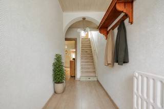 <p>Deze <strong>ruime woning met vier slaapkamers</strong> biedt heel wat mogelijkheden voor wie op zoek is naar een gezinswoning die verder naar eigen smaak kan worden ingericht.</p>
<p>Via de <strong>aparte inkomhal</strong> bereikt u de leefruimte, die is uitgerust met een <strong>pelletkachel en airconditioning</strong>. Verder beschikt het gelijkvloers over een keuken die naar eigen smaak kan worden opgefrist en een <strong>te renoveren badkamer</strong>.</p>
<p>Aan praktische ruimte is er geen gebrek: de woning beschikt over een <strong>garage met aansluitende berging</strong>, een bijkomende buitenberging en een kelder.</p>
<p>Op de eerste verdieping bevinden zich <strong>drie slaapkamers</strong>. De zolderverdieping werd ingericht als <strong>vierde slaapkamer</strong>, waardoor de woning bijzonder geschikt is voor een gezin of voor wie extra ruimte zoekt voor een bureau of hobbykamer.</p>
<p>Buiten geniet u van een <strong>terras en tuinzone</strong>, die nog volledig naar eigen smaak kunnen worden afgewerkt. De oprit en omgeving bieden bovendien <strong>voldoende parkeergelegenheid</strong>.</p>
<p>De woning wordt verwarmd via een <strong>recent vernieuwde gasketel</strong> en vormt een mooie basis voor wie <strong>ruimte, functionaliteit en renovatiepotentieel</strong> wil combineren.</p>
<p>Een woning met <strong>vier slaapkamers, veel bergruimte, een garage en buitenruimte</strong>, die met de juiste persoonlijke toets kan uitgroeien tot een bijzonder aangename gezinswoning.<br /><br /><span><strong>Interesse? <br /></strong>Contacteer<strong> Delphine</strong> via<strong> 0471 855 172 </strong>of <strong>delphine@valorvastgoed.be </strong>voor bijkomende informatie of een bezichtiging.</span></p>