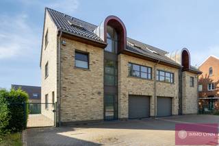 Zeer interessante halfopen bebouwing met 3 slaapkamers, bouwjaar 2008.<br />Indeling gelijkvloers: inkomhal, zeer ruime bureau (ideaal voor thuiswerk of vrij beroep), afzonderlijke wasplaats en garage. Op de 1ste verdieping: aparte berging, open keuken met aansluitende eetplaats en ruime, lichtrijke woonkamer. Op de 2ste verdieping: nachthal, 3 slaapkamers en badkamer.<br />Aangename, onderhoudsvriendelijke tuin (zuidoost georiënteerd) waar u in alle rust kan genieten van het terras. EPB label B. Verkoop onder registratierechten - GEEN BTW.<br />Gunstig gelegen met vlotte verbinding naar autostrades en op korte afstand van winkels, scholen en openbaar vervoer.<br />Interesse of meer info? Contacteer Ritchie via ritchie@immolynn.be of bel 0493 70 72 18!