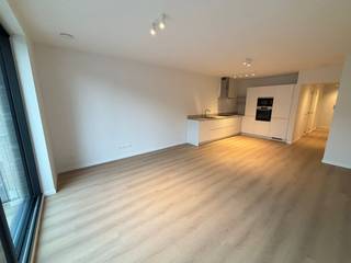 Energiezuinig nieuwbouwappartement afgewerkt met hoogwaardige materialen op een zeer centrale ligging in het dorp van Brasschaat met twee terrassen. <br /><br />Indeling:<br /><br />U betreedt het appartement via de inkomhal, die rechtstreeks toegang biedt tot de ruime leefruimte met open keuken. De keuken is volledig uitgerust met een vaatwasser, inductiekookplaat, koelkast, vriezer, dampkap, oven, microgolfoven en een dubbele spoelbak. Dankzij het grote schuifraam, dat uitgeeft op een terras over de volledige breedte van de leefruimte, geniet u van een overvloed aan natuurlijk licht.<br /><br />In de hal bevindt zich de technische berging waar aansluiting voor een wasmachine is voorzien, en een apart toilet met handenwasser. <br /><br />Aan de achterzijde van het gebouw bevinden zich twee slaapkamers: een ruime masterbedroom van ca. 14 m² en een tweede slaapkamer van ca. 8 m². De masterbedroom biedt directe toegang tot het achtergelegen terras. Beide kamers delen een moderne badkamer, uitgerust met een inloopdouche en een lavabomeubel.<br /><br />Het appartement beschikt overal over vloerverwarming.<br />Het appartement is voorzien van zonnepanelen.<br />Bij het appartement hoort er een bering op verdieping -1.<br />Op het gelijkvloers is er een fietsenstalling voor elektrische fietsen.<br /><br />Meters water en elektriciteit individueel (geen gas).<br />Maandelijkse algemene onkosten €125,00.<br /><br />U kan het appartement bereiken zowel met de lift als met de trap<br /><br />Oplevering gepland eind december.