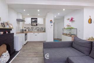 <p><span><span>Bent u op zoek naar een instapklaar appartement op een centrale ligging? Dan is dit volledig gerenoveerde appartement aan de Burchtstraat 29 bus 2 in Ninove zeker een bezoek waard.</span></span></p><p><span><span>Dit lichtrijke éénslaapkamerappartement werd in <strong>2023 volledig gerenoveerd</strong> en combineert hedendaags wooncomfort met een uitstekende ligging. De ruime leefruimte met open keuken vormt het hart van de woning en creëert een aangename, open sfeer waarin u zich meteen thuis voelt.</span></span></p><p><span><span>Dankzij de ligging in het centrum van Ninove bevinden winkels, horecazaken, openbaar vervoer en andere dagelijkse voorzieningen zich op wandelafstand. Bovendien is het appartement vlot bereikbaar, wat het zowel voor eigen bewoning als voor verhuur bijzonder interessant maakt.</span></span></p><p><span><span>Een extra troef zijn de bijzonder lage gemeenschappelijke kosten van slechts <strong>€ 16,67 per maand</strong>, waardoor u geniet van comfortabel wonen zonder hoge vaste lasten.</span></span></p><p><span><span>Kortom, een instapklaar appartement dat een centrale ligging, een recente renovatie en lage maandelijkse kosten perfect combineert. Ideaal voor starters, alleenstaanden, koppels of als interessante investering.</span></span></p><p><span><span><strong>Voor meer informatie of een bezoek, contacteer ons kantoor!</strong></span></span></p>