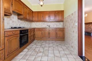 <p><span>In de </span><span>Heidelaan 30 in Lint</span><span> vinden we dit </span><span>instapklare appartement te koop</span><span> op de </span><span>tweede verdieping</span><span>. </span></p><p><span>Het appartement is gelegen in een aangename en </span><span>groene omgeving</span><span>, vlakbij winkels, scholen, openbaar vervoer en belangrijke invalswegen. </span></p><p><span>Dankzij de combinatie van rust, ruimte en lichtinval is dit de ideale woonst voor gezinnen of koppels.</span></p><p><span> </span></p><p><span>Het appartement beschikt over een </span><span>bewoonbare oppervlakte van ca. 85m²</span><span>, een ruime leefruimte met </span><span>2 volwaardige slaapkamers</span><span>.</span></p><p><span> </span></p><p><span>Indeling:</span></p><p><span> </span></p><p><span>2de verdieping:</span></p><ul><li><span>Inkomhal</span></li><li><span>Aparte toilet</span></li><li><span>Lichtrijke leefruimte</span></li><li><span>Eetruimte</span></li><li><span>Geïnstalleerde keuken</span></li><li><span>Hal</span></li><li><span>Hobbyruimte</span></li><li><span>Slaapkamer 1</span></li><li><span>Slaapkamer 2</span></li><li><span>Badkamer met ligbad</span></li></ul><p><span> </span></p><p><span>Troeven:</span></p><ul><li><span>Rustige en groene ligging</span></li><li><span>mogelijkheid tot aankoop garagebox aan €25.000</span></li><li><span>Kelder</span></li><li><span>Dubbel glas</span></li><li><span>Veel lichtinval</span></li><li><span>Nieuwe ketel</span></li><li><span>EPC B</span></li></ul><p><span> </span></p><p><span>Ben jij geïnteresseerd in dit appartement te koop in Lint, ben je op zoek naar ander vastgoed, een investering of wens je de waarde van jouw eigendom te kennen? Dan ben je bij BOLT Immo aan het juiste adres! Wij helpen jou graag verder. </span></p><p><span> </span></p>