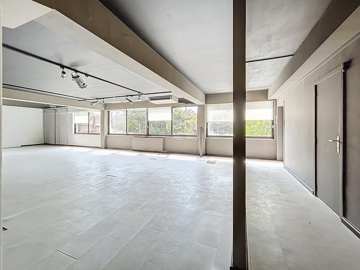 Espace de bureau/salle d'exposition spacieux à louer - photo 4